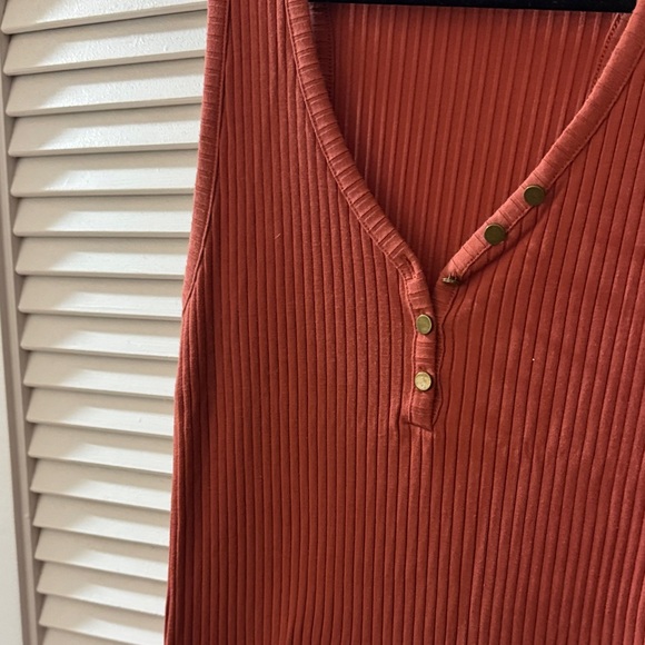 Sleeveless Rust Ribbed Dress - Picture 3 of 3